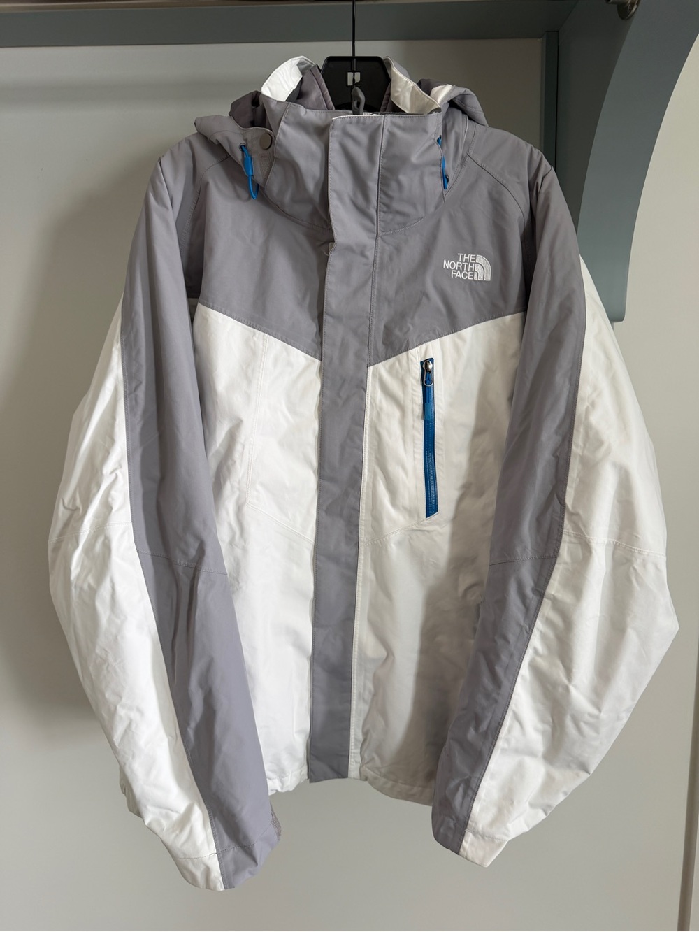 The North Face Men's Two-Tone Gray & White Ski Waterproof Jacket